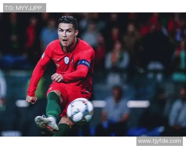 世纪足球星的传奇之路：从天才少年到全球巨星的奋斗与荣耀