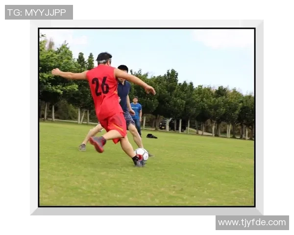 足球传奇人物纵横全景解析与球场荣耀精彩回顾 足球传奇人物纵横全景解析与球场荣耀精彩回顾