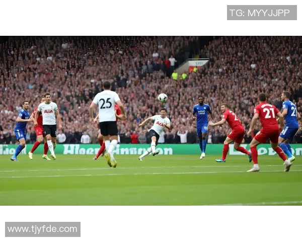 足球赛场激情瞬间 球星们精彩射门再现完美进攻与突破 足球赛场激情瞬间 球星们精彩射门再现完美进攻与突破